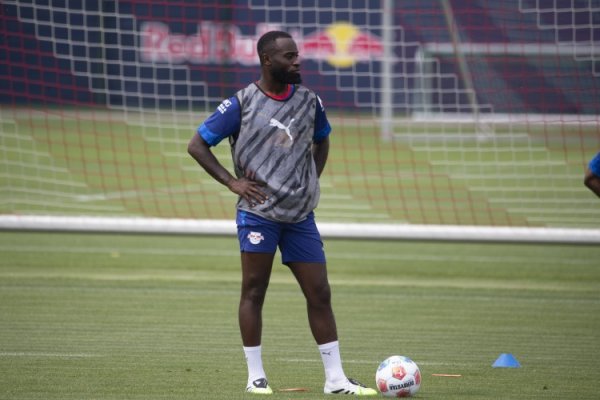 记者：马赛正与莱比锡后卫海特勒伊达接头