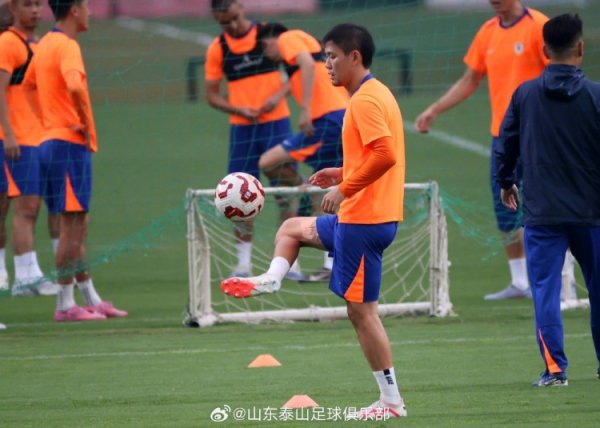今晚山东泰山队在基地内进行了与北京国安队的赛前官方磨真金不怕火