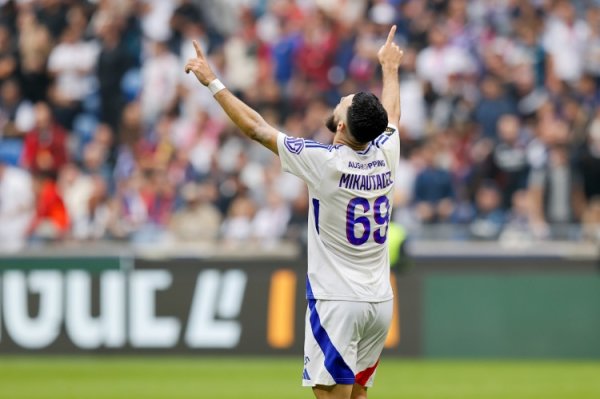 记者：里昂前锋米卡乌塔泽今天前往西班牙体检，并与黄潜签约5年