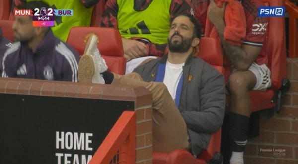 阿莫林热情变化一览：B费罚点前-😣，B费罚进绝杀点球-😑