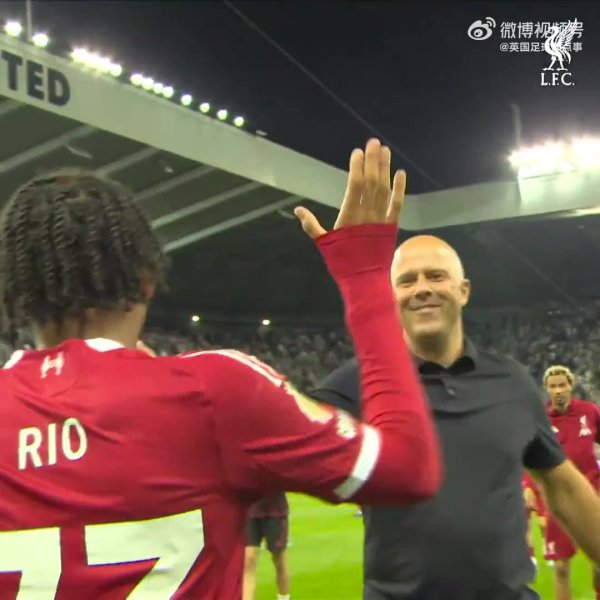 斯洛特赛后把打进绝杀的恩古莫哈推向球迷，让他尽情享受应允❤️