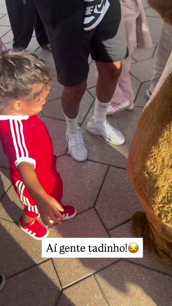 孩子念念互动被十足无视！拉菲尼亚配头叱咤迪士尼🤬：令东说念主厌恶！