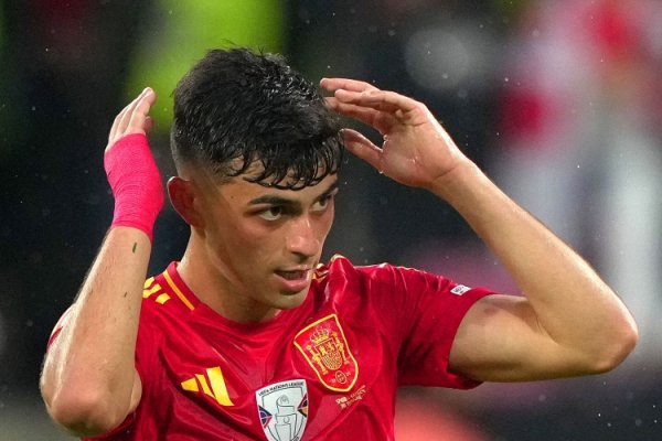 德拉富恩特：佩德里在他所踢的位置上，毫无疑问是全国最好球员