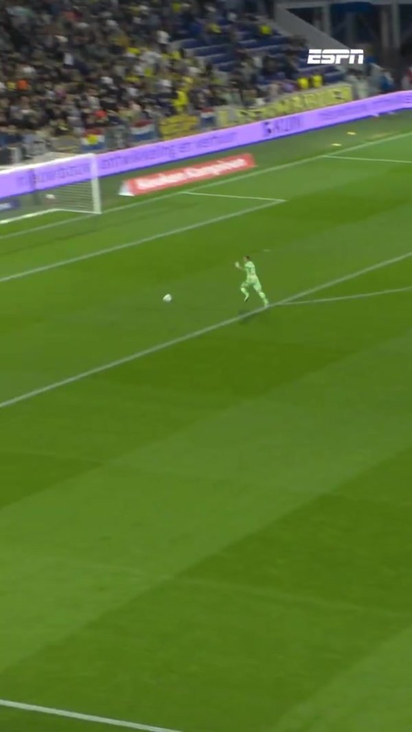 活久见🤣荷乙球员打入39米超远乌龙，门将纵脱回追无力回天😩