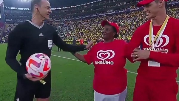 感动！😭凯塞多姆妈为厄瓜多尔比赛送球，球员跑向姆妈深情拥抱