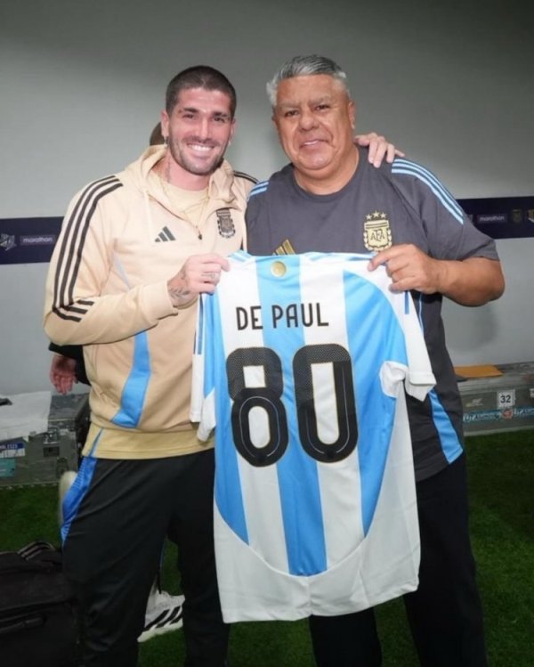 斩获4冠！德保罗为阿根廷出战80场比赛，获赠追思球衣