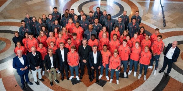 官方：拜仁男足、女足上赛季双双夺冠，球队获巴伐利亚州州长犒赏