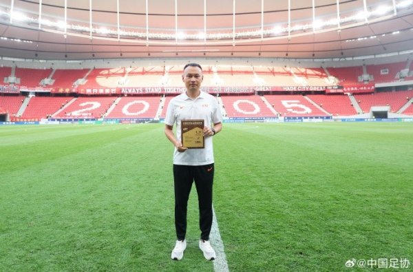 王竞完成中超联赛百地点手裁里程碑