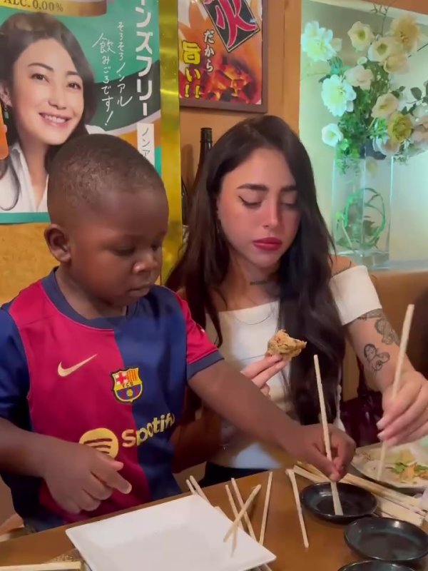 提前带娃！亚马尔女友带着弟弟“季马尔”玩耍，场面温馨💞