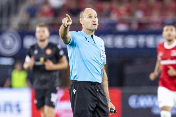 拉奥斯：梅迪纳的手臂是放在当然位置上，这耐久不应该被判为点球