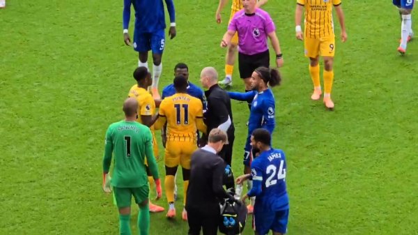 怒了！两队发生口角后范赫克抓住凯塞多手臂，凯塞多用力挣脱