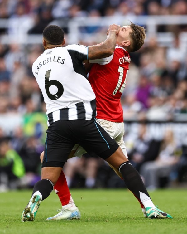 纽卡忌妒你的颜值😂约克雷斯0球0助球迷评8分：支点作用明显