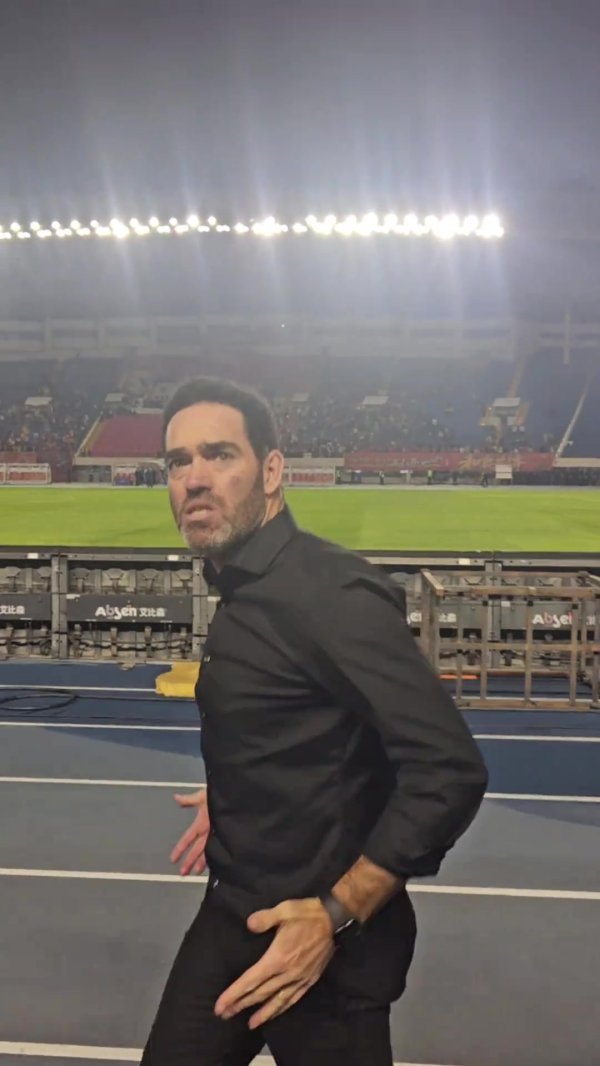 少打一东说念主补时连进两球绝平，亚泰主帅苏亚雷斯农夫三拳庆祝