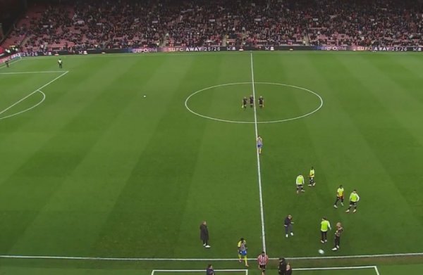 太阳报：谢菲联主帅活气球队弘扬踢球发泄，因击中自家球迷被罚下