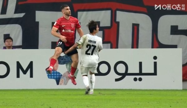 看起来就痛...古尔芬克尔被敌手“掏裆”倒地，两队产生小结巴