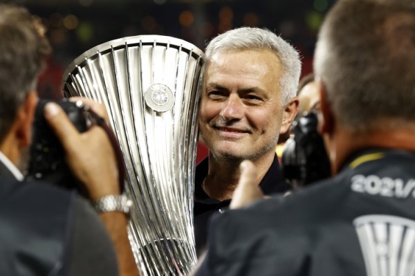 姆希塔良：穆帅在罗马基地贴满欧协联奖杯，夺冠后我和他热烈拥抱