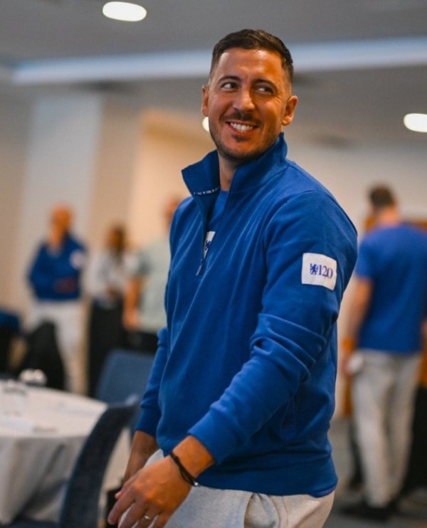 💙阿扎尔照旧抵达切尔西基地，准备插足与利物浦的别传赛