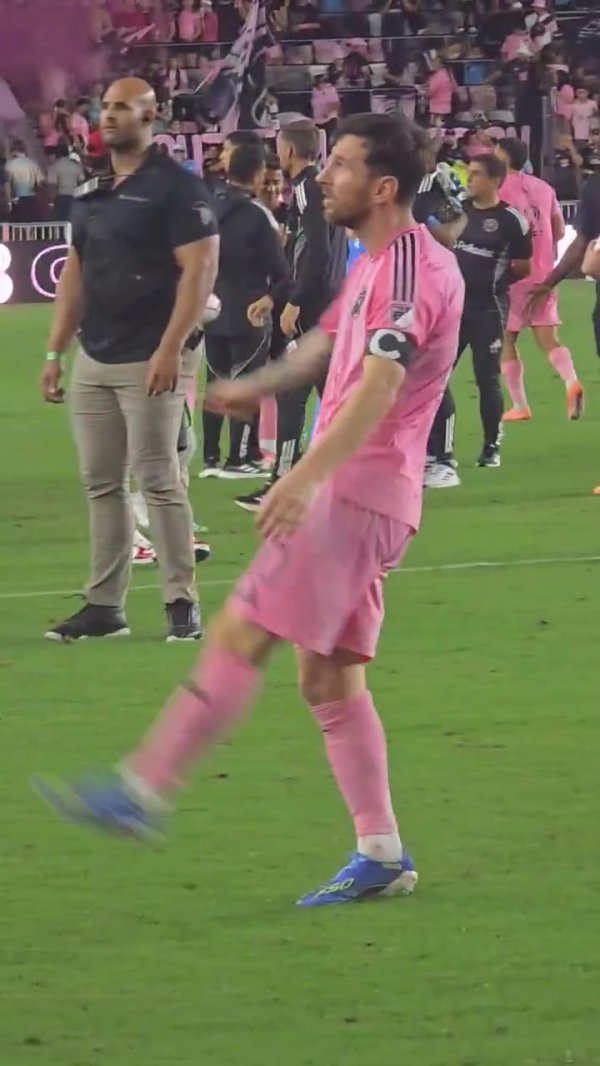 惯例赛主场收官！梅西赛后将球踢上看台送给球迷，并挥手告别👋