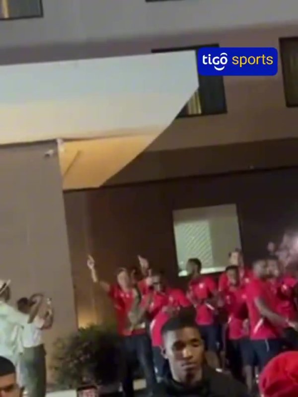 巴拿马球迷在酒店外放音乐，苏里南球员下楼随着舞蹈