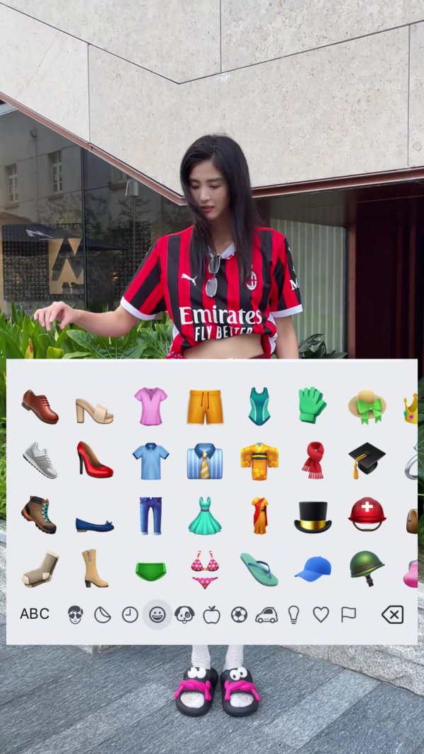 这身穿搭何如？赵丽娜穿米兰球衣搭配玄色短裙，演出emoji换装