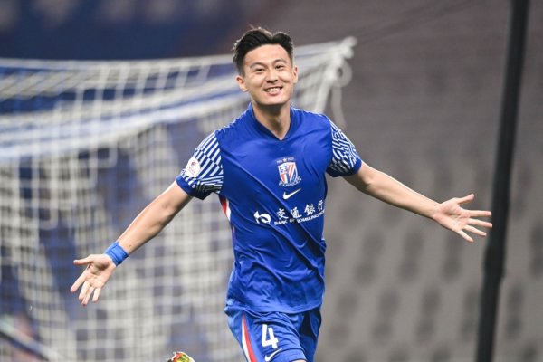 记者：蒋圣龙陪伴妻子生产后马不停蹄赶回青岛，准备明晚比赛