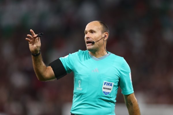 皮克吐槽西甲名哨拉奥斯：他老是假装和你是一又友，其实是皇马的东谈主