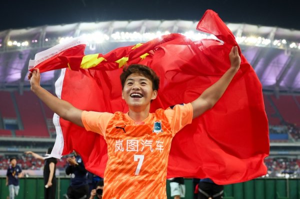 王霜致谢亚足联：为女足俱乐部创造新平台，非论是否获奖齐炫夸