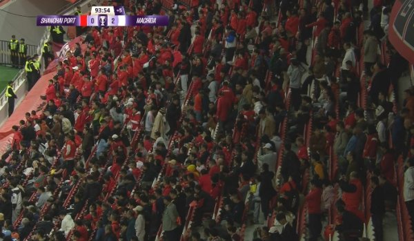 比赛还有2分钟呢……官方转播拍到，海港球迷一经运转多数离场