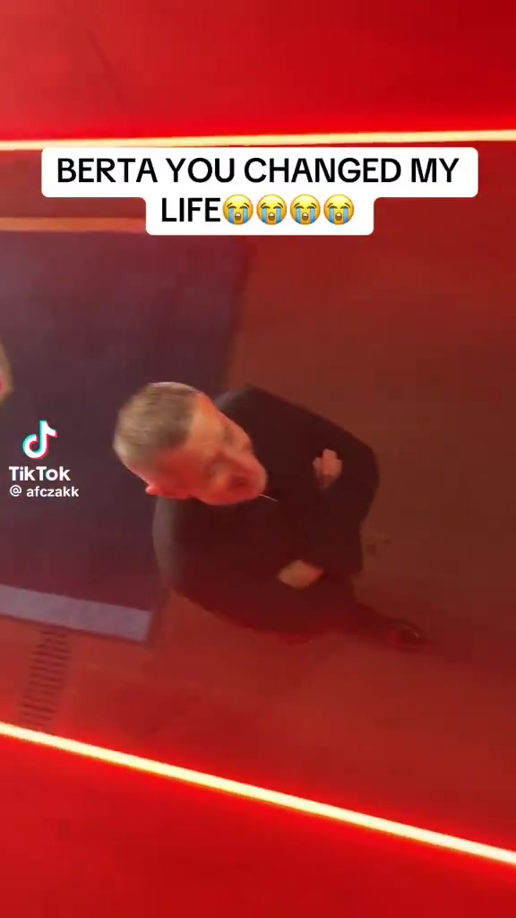 幕后铁汉，转会的神！阿森纳球迷赛后朝贝尔塔高歌，后者微微一笑