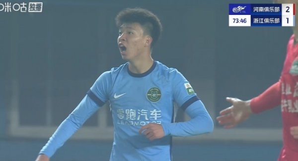 何超非凡手球染黄，裁判未吹浙江故意紧要，王钰栋震怒砸球