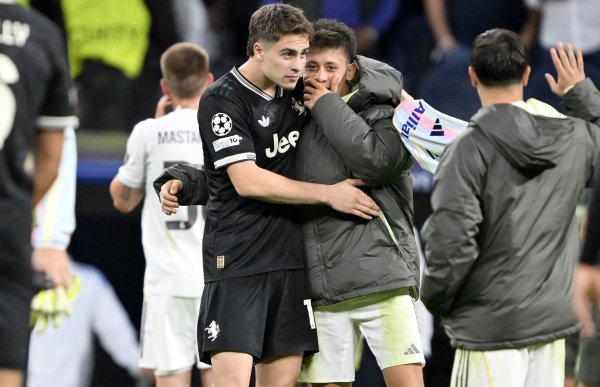 土耳其双星PK！居莱尔攻守兼备获MVP 伊尔迪兹多项数据挂零得低分