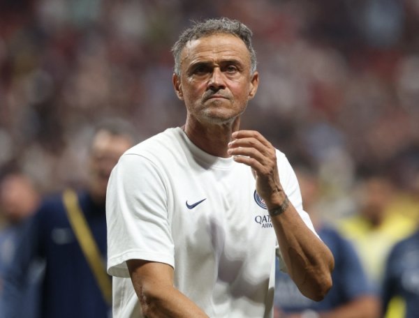 队报：恩里克赛季初因伤病潮进行战术调整，多人尝试伪九号位