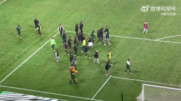 主场2-4不敌海牛，国安球员赛后谢场遭工体球迷大量嘘声