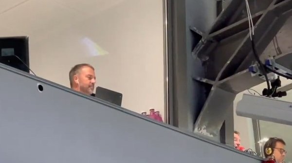 远程指挥，本场被罚停赛的弗里克出现在伯纳乌看台