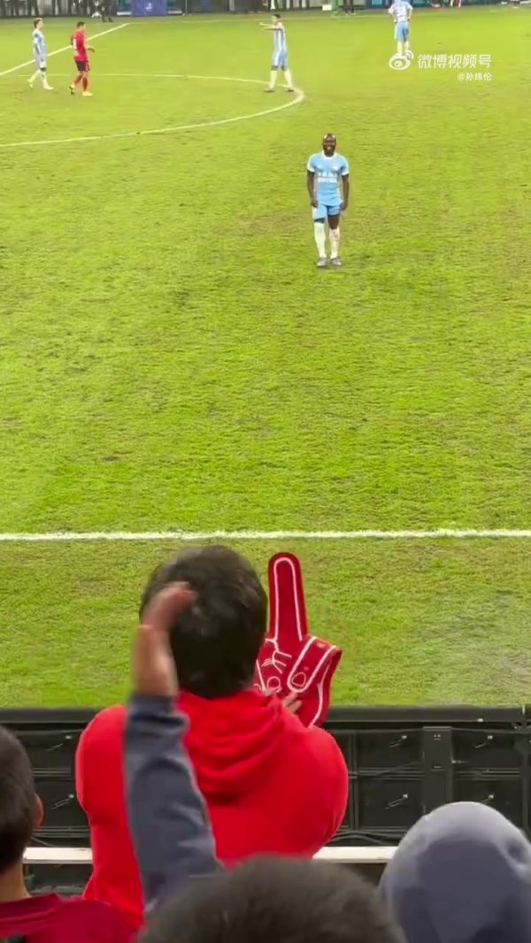 遭球迷种族敌视！阿奇姆彭指着我方一脸懵+抗议 两边球员纷纷劝慰