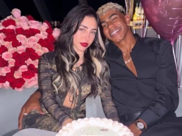 👀记者：前女友与亚马尔离异后，被看到和著名博主一同干与派对