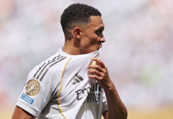 泰晤士：阿诺德西语水平越来越好，与利物浦的前共事们仍保执聚积