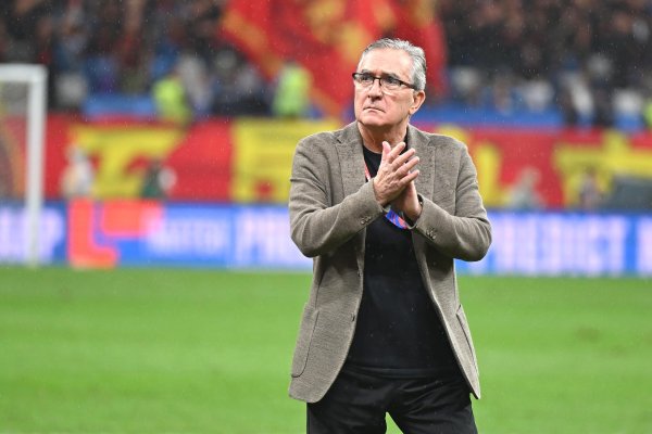 伊万捏教资格：率鲁能夺冠、阿曼绝杀日本、国足成“封山之作”