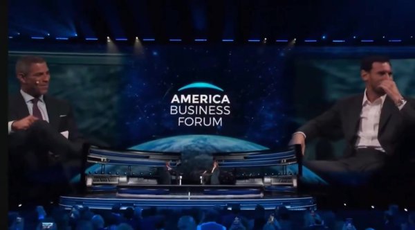 整害羞了！全场不雅众高喊梅西名字，梅西在好意思洲交易论坛汗下笑了笑