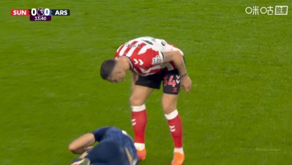 不悦！桑德兰进球前，扎卡放倒反击中的梅里诺，对其贴脸怒喷