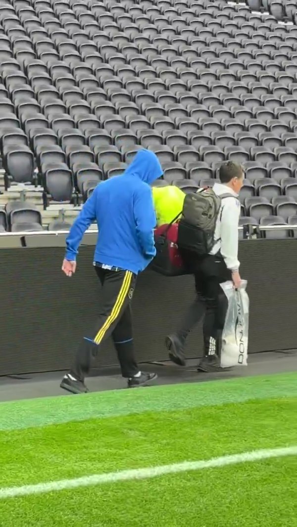 但愿无碍！舍什科离开热刺球场时一瘸一拐