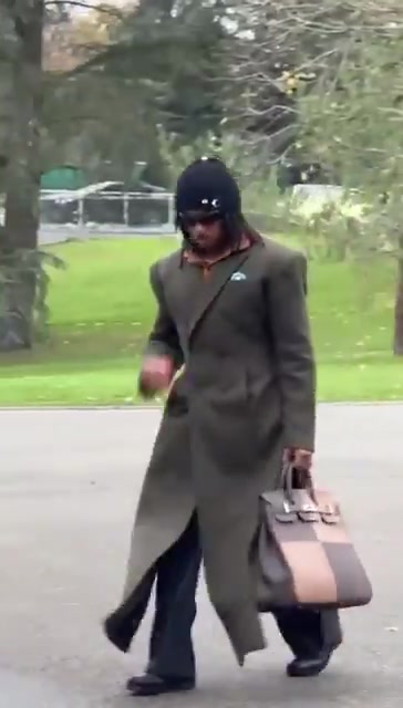 太潮了！孔德最新前卫穿搭：身穿长大衣，手拿包