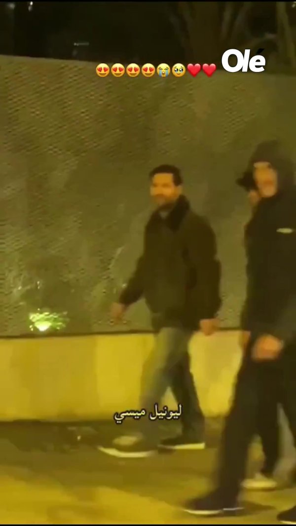 球迷在诺坎普外偶遇梅西和德保罗，梅西冲镜头含笑点赞挥手👋