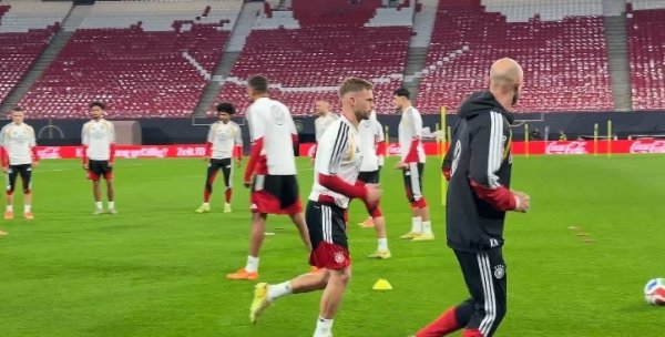 记者：基米希本日因伤未干涉德国队合练，只进行了个东谈主磨真金不怕火