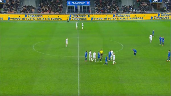 👹魔东说念主屁股摸不得！哈兰德被曼奇尼摸屁股后怒骂，多纳鲁马劝架