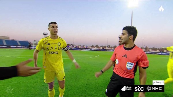 活气判罚！半场时C罗找裁判投诉无果，点赞+挖苦：吹得好干得漂亮