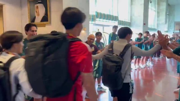 U17天下杯期间，日本队与墨西哥队在旅社相互排队请安