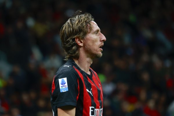 晚邮报：莫德里奇在圣西罗有一个包厢，用来管待九故十亲