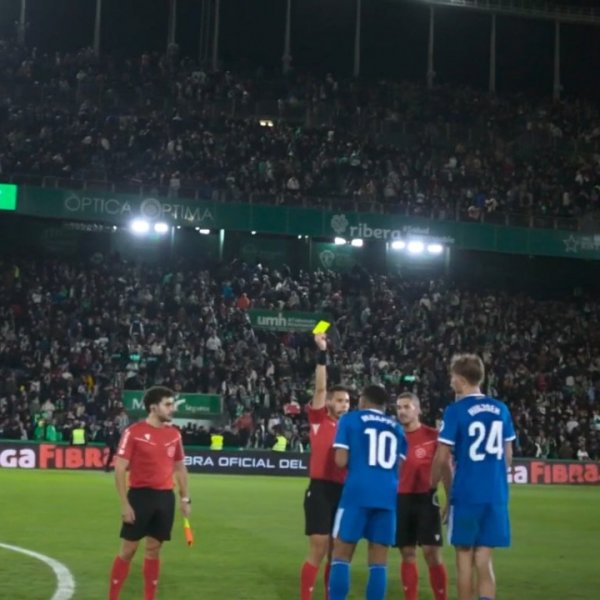 裁判第98分钟准时吹哨没给要害契机，姆巴佩不悦向前表面染黄😒