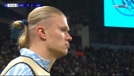 哈宝坐不住了！曼城主场0-2落伍药厂，哈兰德在场边横眉切齿